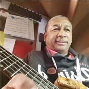 Professeur de guitare expérimenté en face à face et en visio donne cours pour adultes.
Tous styles en acoustique et electrique.
Grande expérience de la scène.
Exerce parallèlement en école de musique
